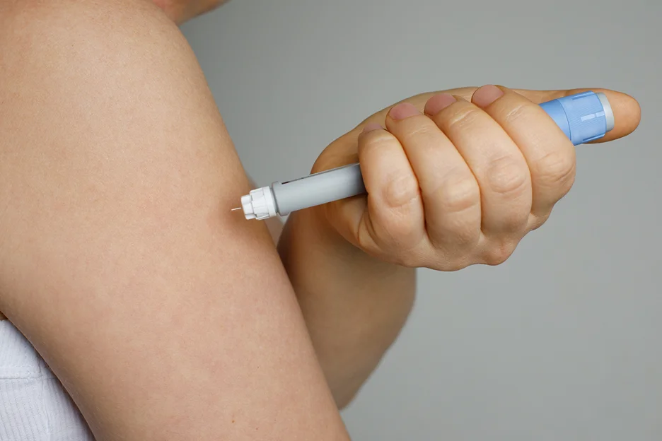 a woman injects semaglutide pen in her arm